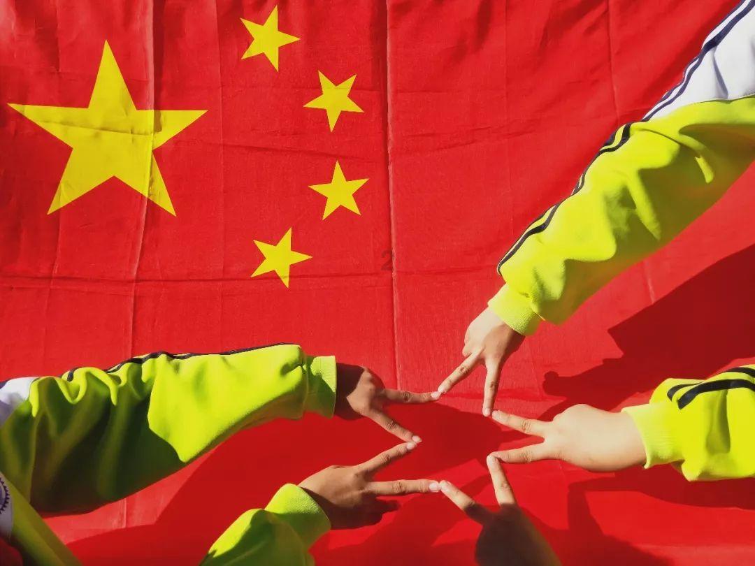 上海阿婆草丛捡到一黑人男婴，将其收留抚养20年，如今怎样