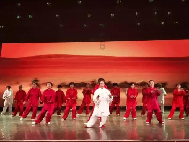 在餐馆里面上班，店子他要转了，我没在哪里上班了，工资等了几个月都还不发，这种情况怎么办？